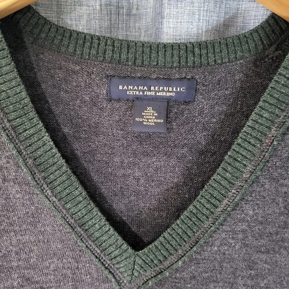 BANANA REPUBLIC 100% Merino Wool V-Neck Baseball Style Sweater Forest/Dark Grey